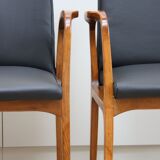 Suite de 2 fauteuils en cuir noir et bois