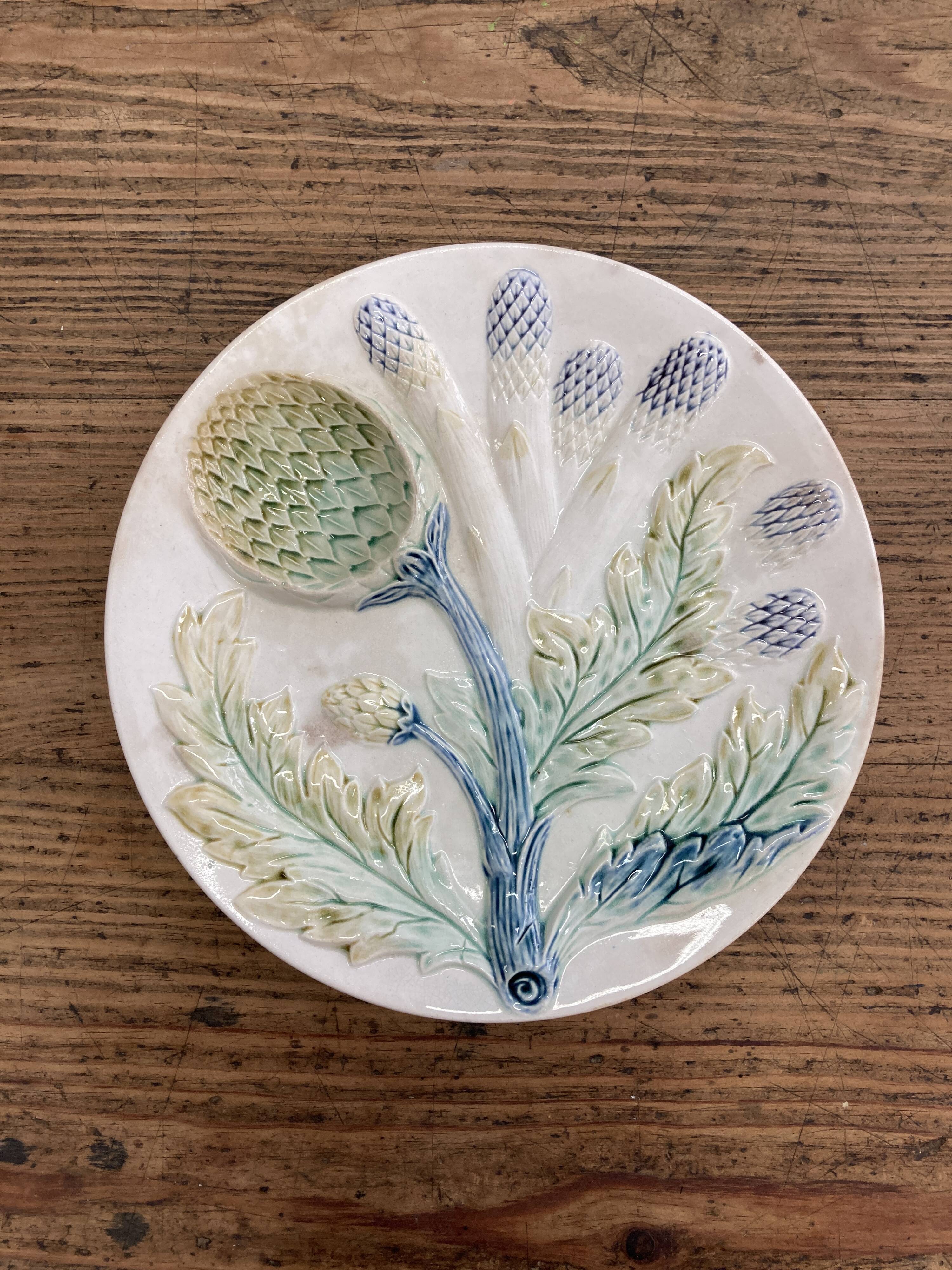 Plate with asparagus and artichokes in splash of Luneville