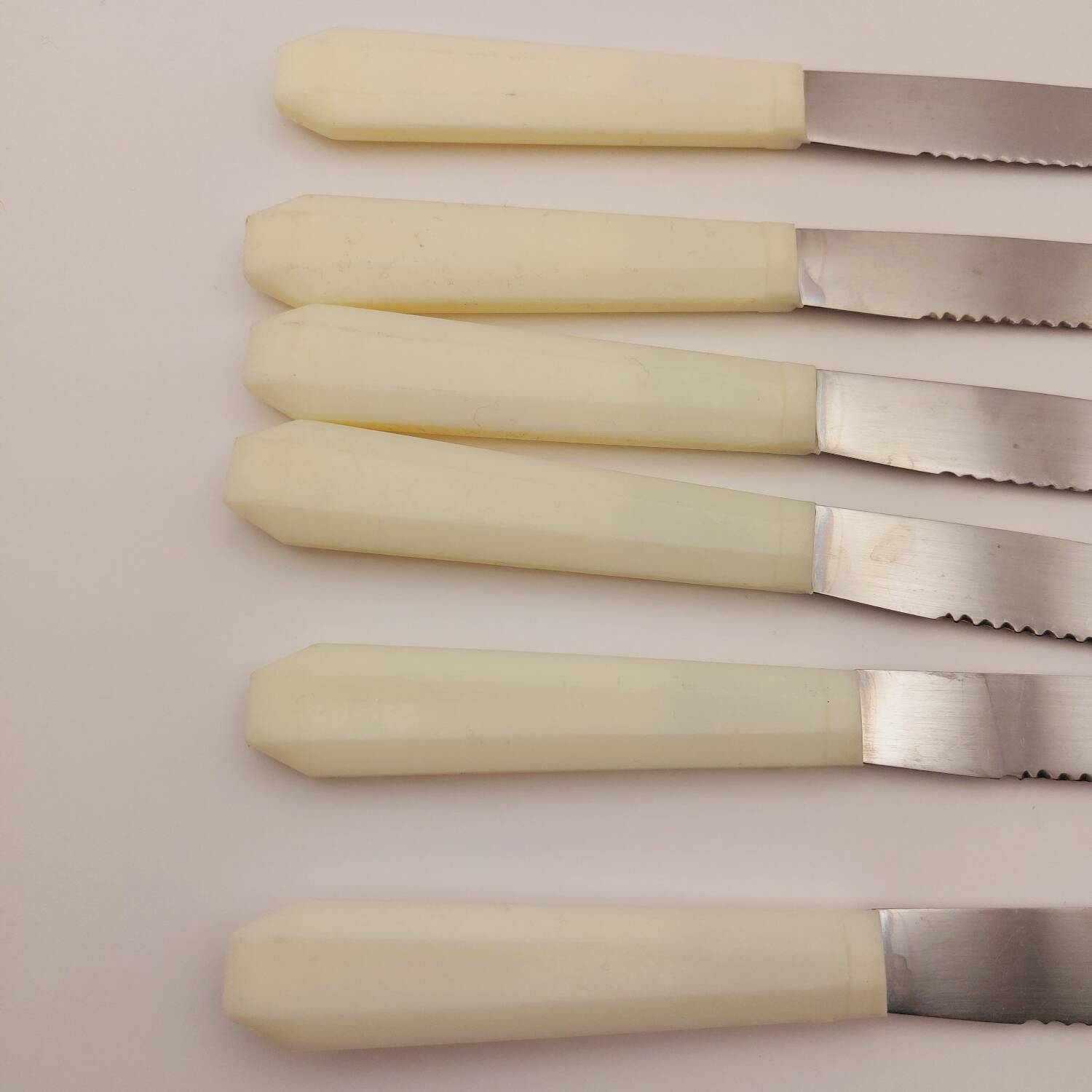 6 vintage bakelite knife