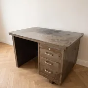 Bureau industriel Strafor en acier gris