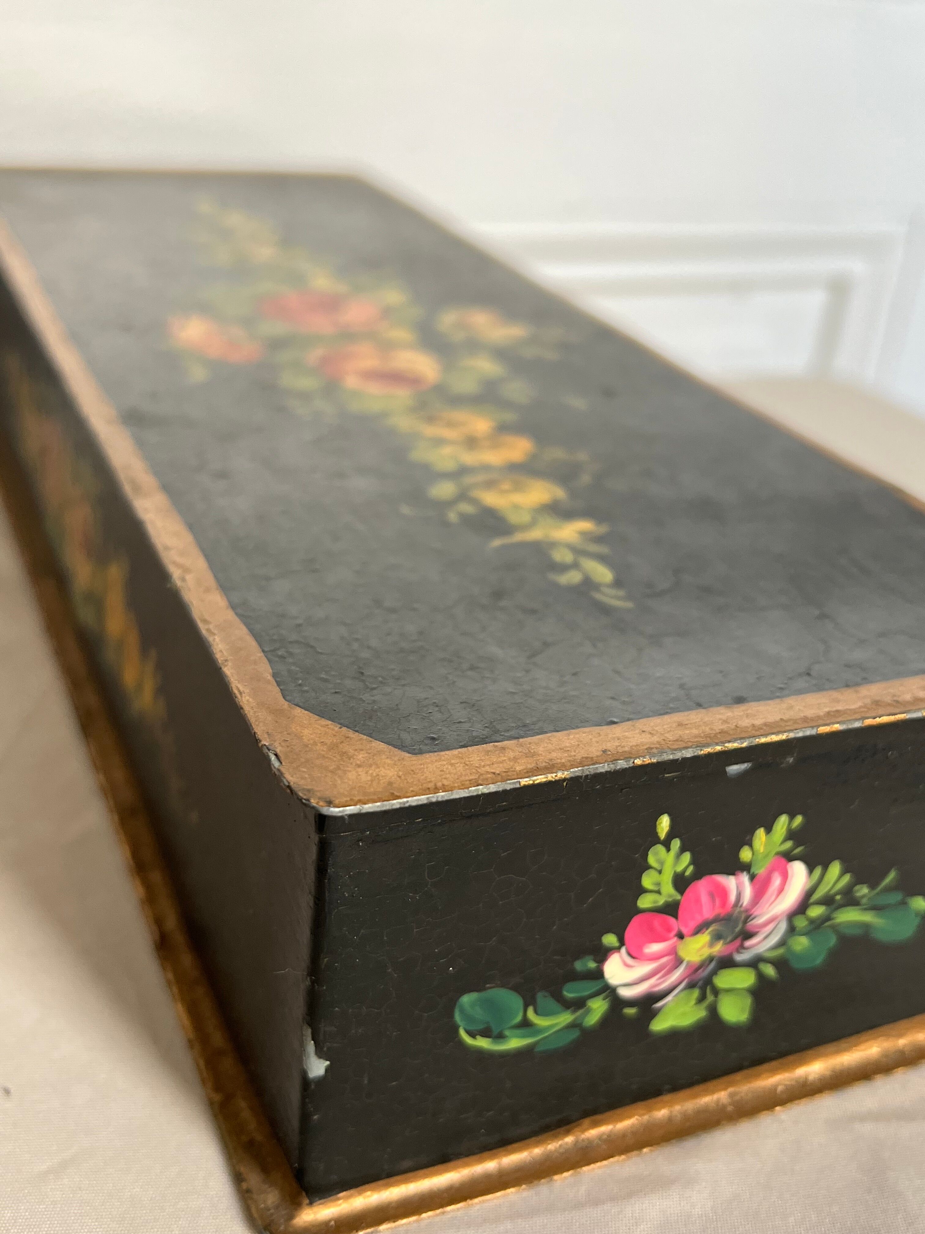 Boite à bijoux noir avec fleurs intérieur tissu gris