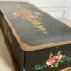 Boite à bijoux noir avec fleurs intérieur tissu gris