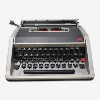 Olivetti DL typewriter