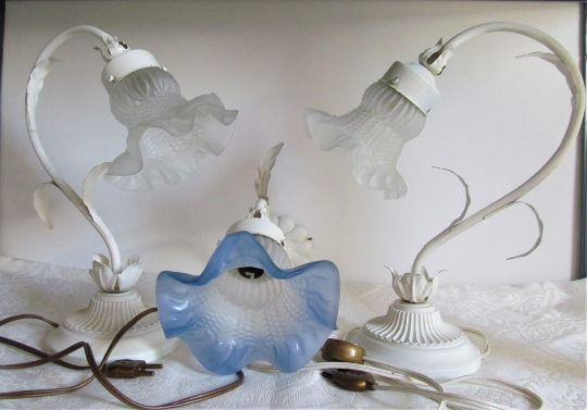 Ensemble de deux lampes de table et une applique murale en toleware avec bases métalliques