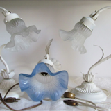 Ensemble de deux lampes de table et une applique murale en toleware avec bases métalliques