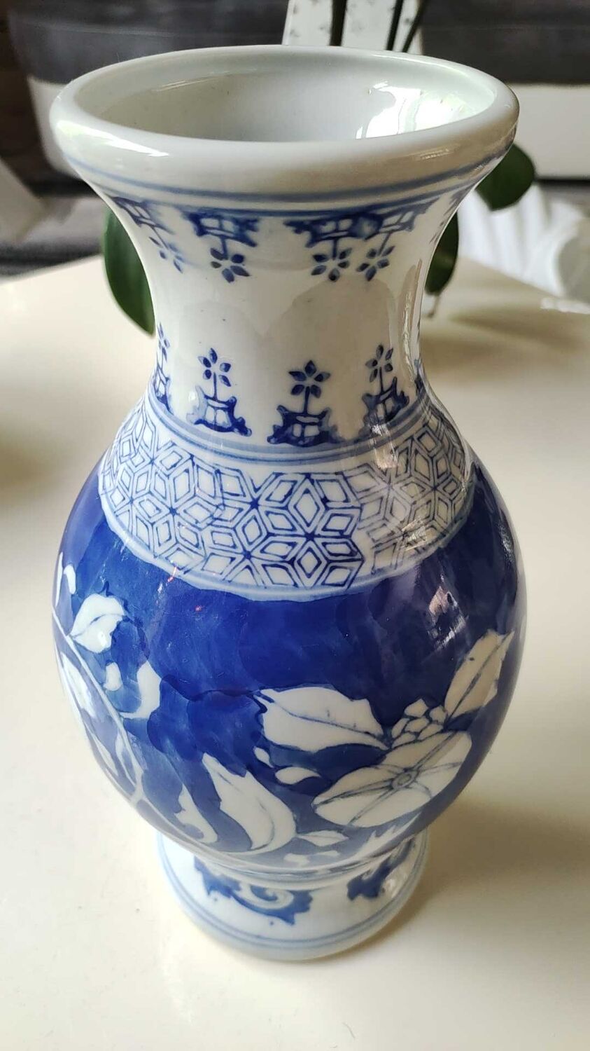 Chinese vase in fine porcelain