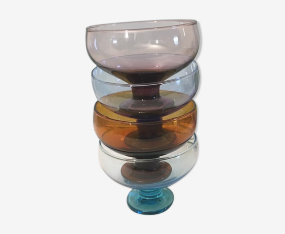 4 coupelles de couleurs différentes en verre