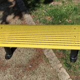 Banc vintage en métal jaune