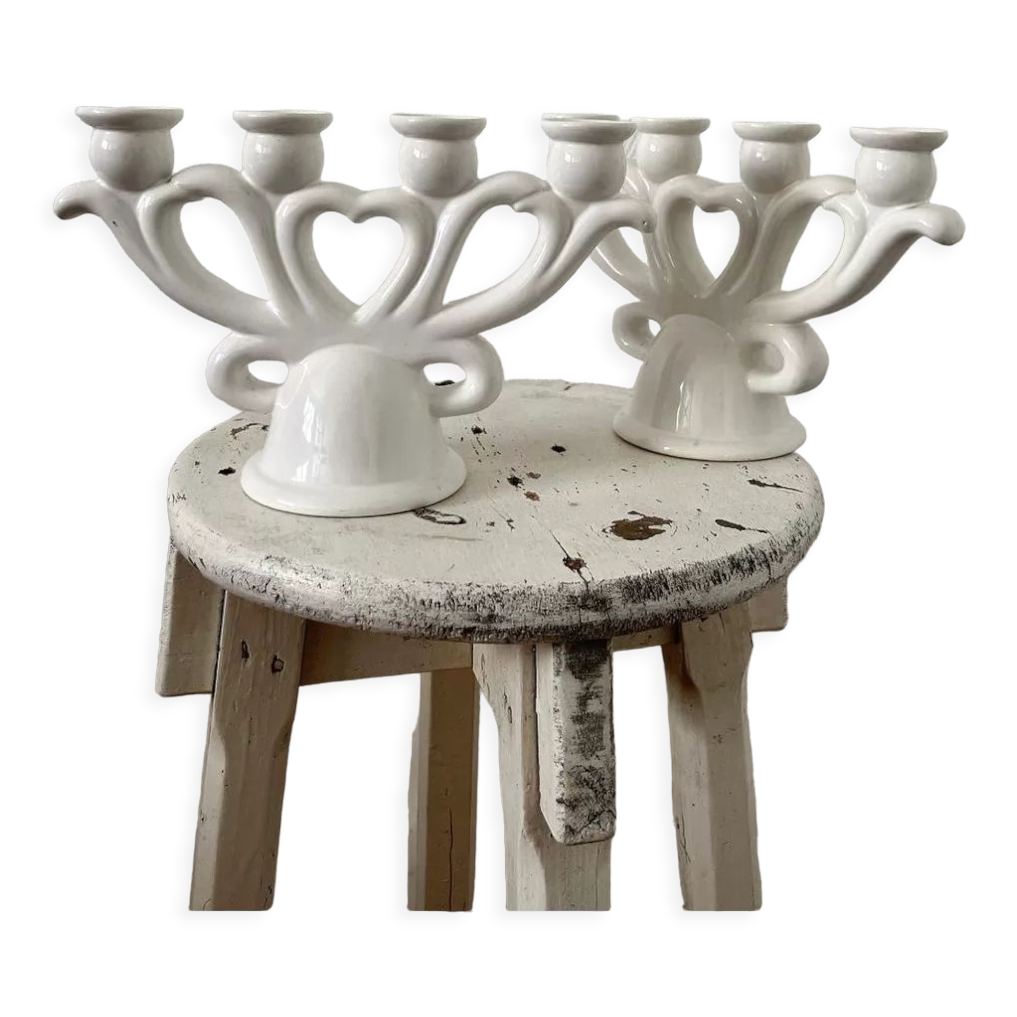 Paire de bougeoirs en porcelaine blanche