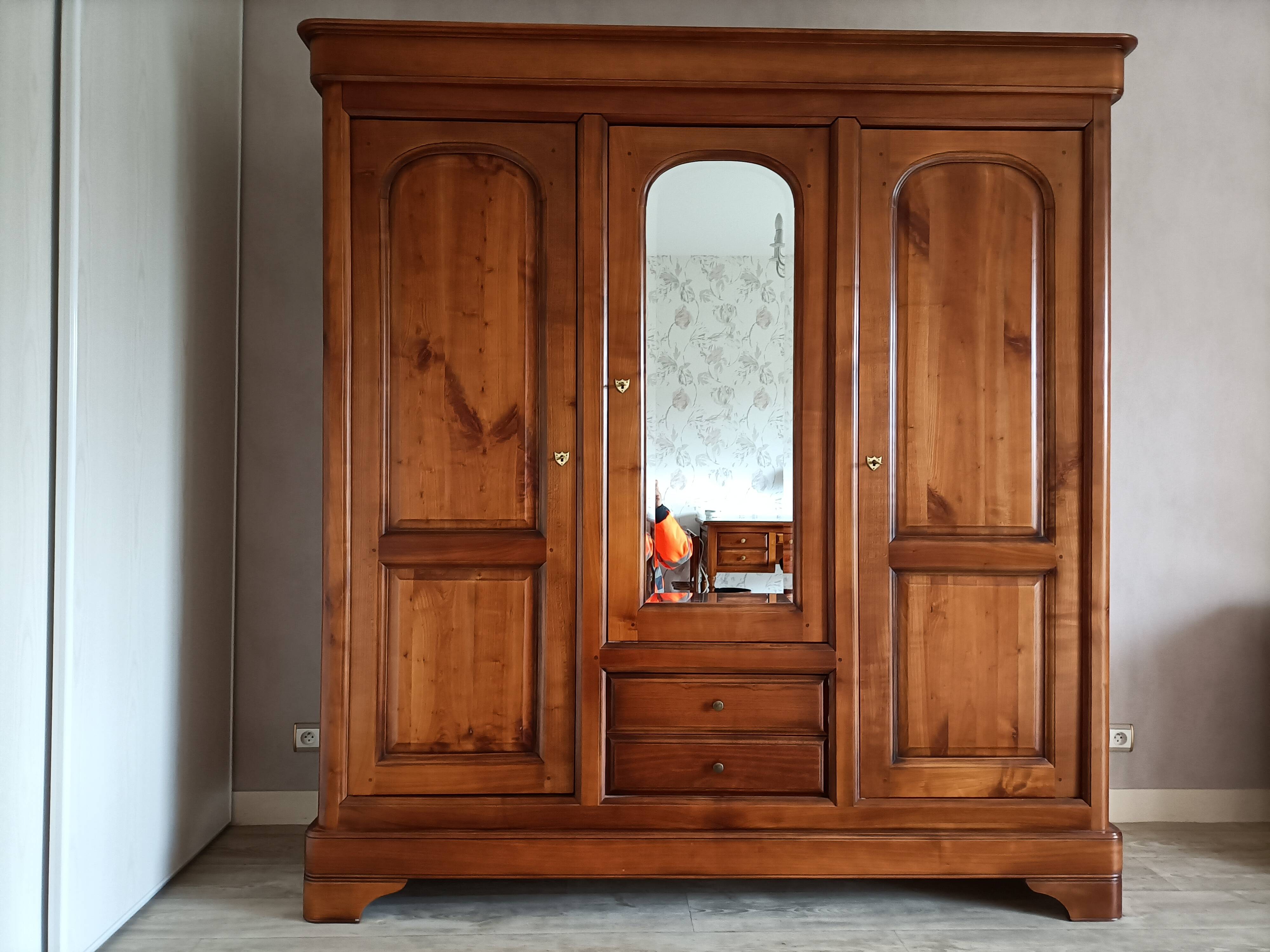 Magnificent wardrobe in solid cherry and oak with 3 doors, beveled glass, two visible drawers
