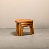 Ensemble sculptural de tables d'appoint gigognes en chêne massif, France années 1970