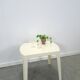 Table de jardin en plastique vintage cassé blanc.