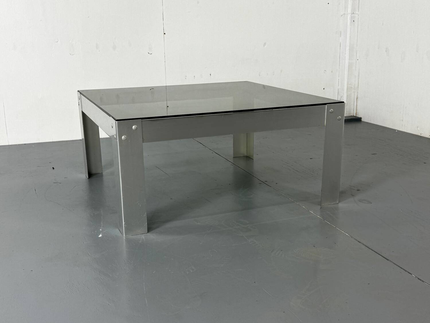 Table basse en aluminium et verre minimaliste de style moderniste du milieu du siècle, années 1970.