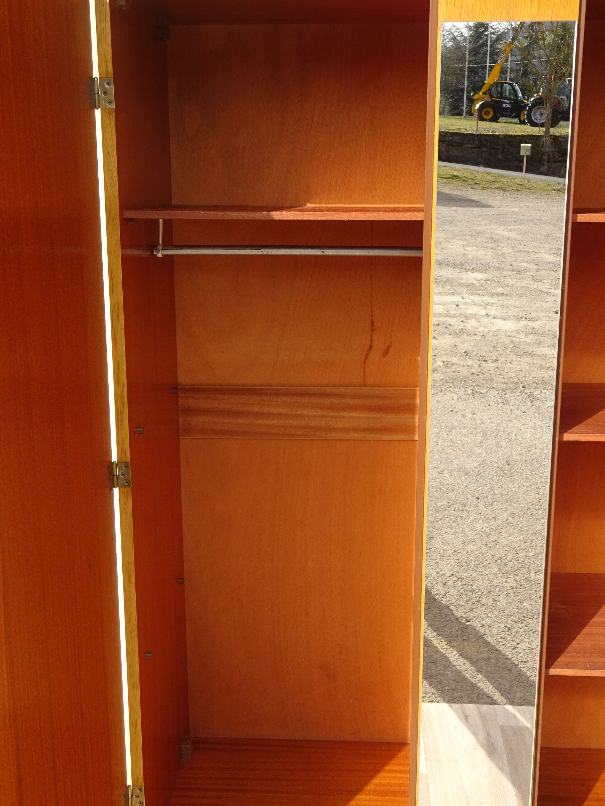 Armoire vintage, pieds compas