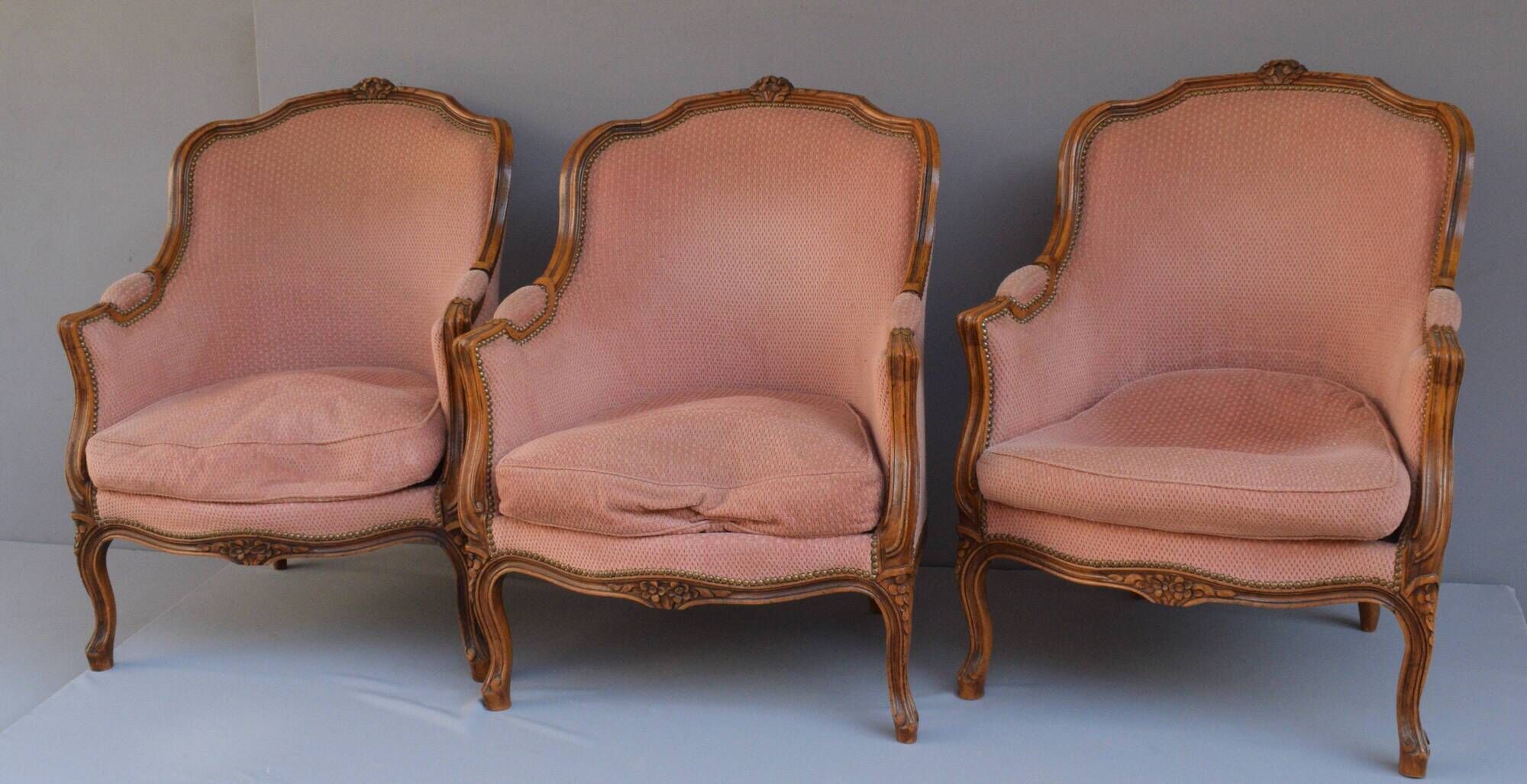 Ensemble de 3 larges bergères de style Louis XV en bois naturel