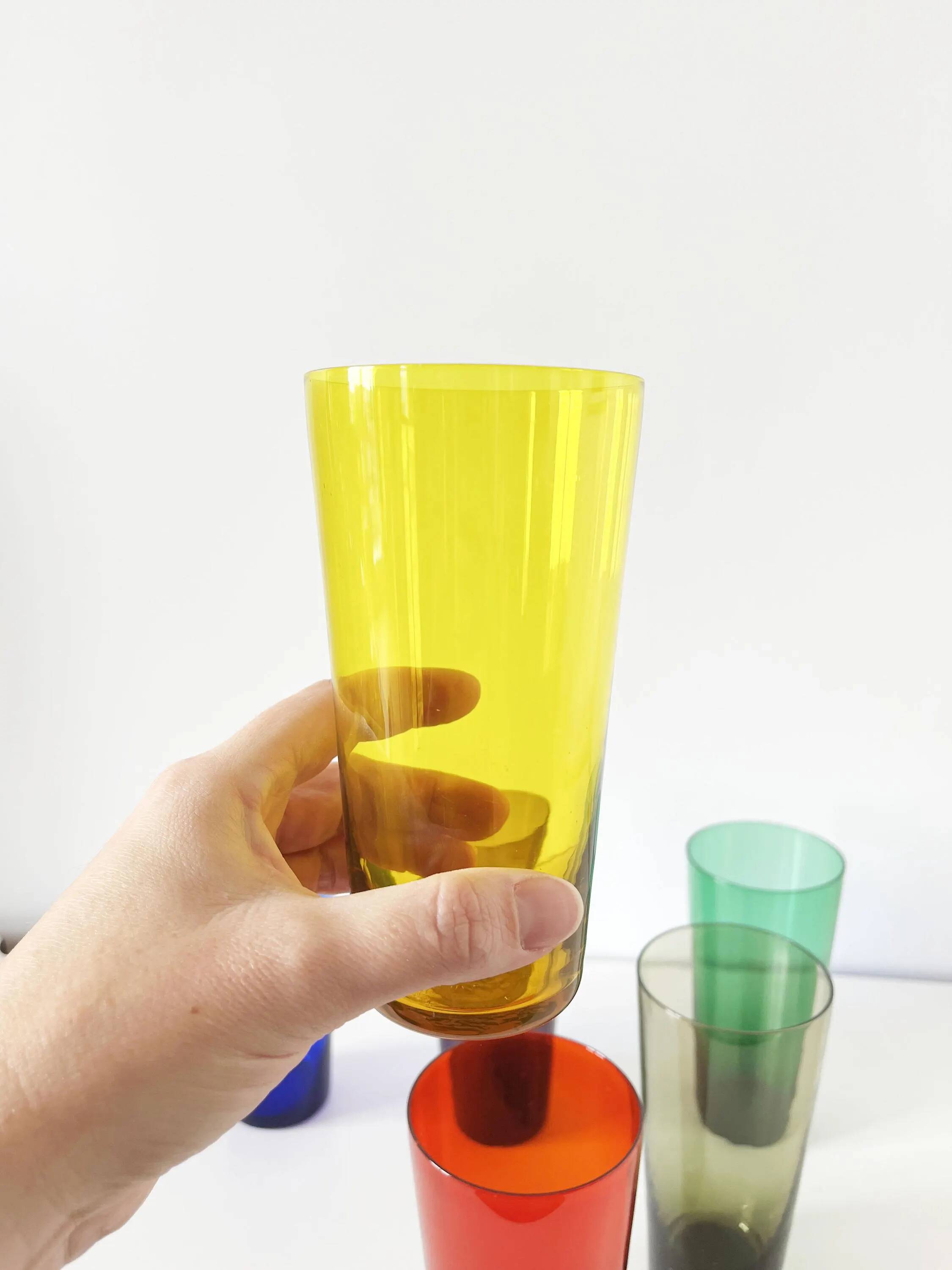 Lot de 6 verres colorés en verre soufflé 1960