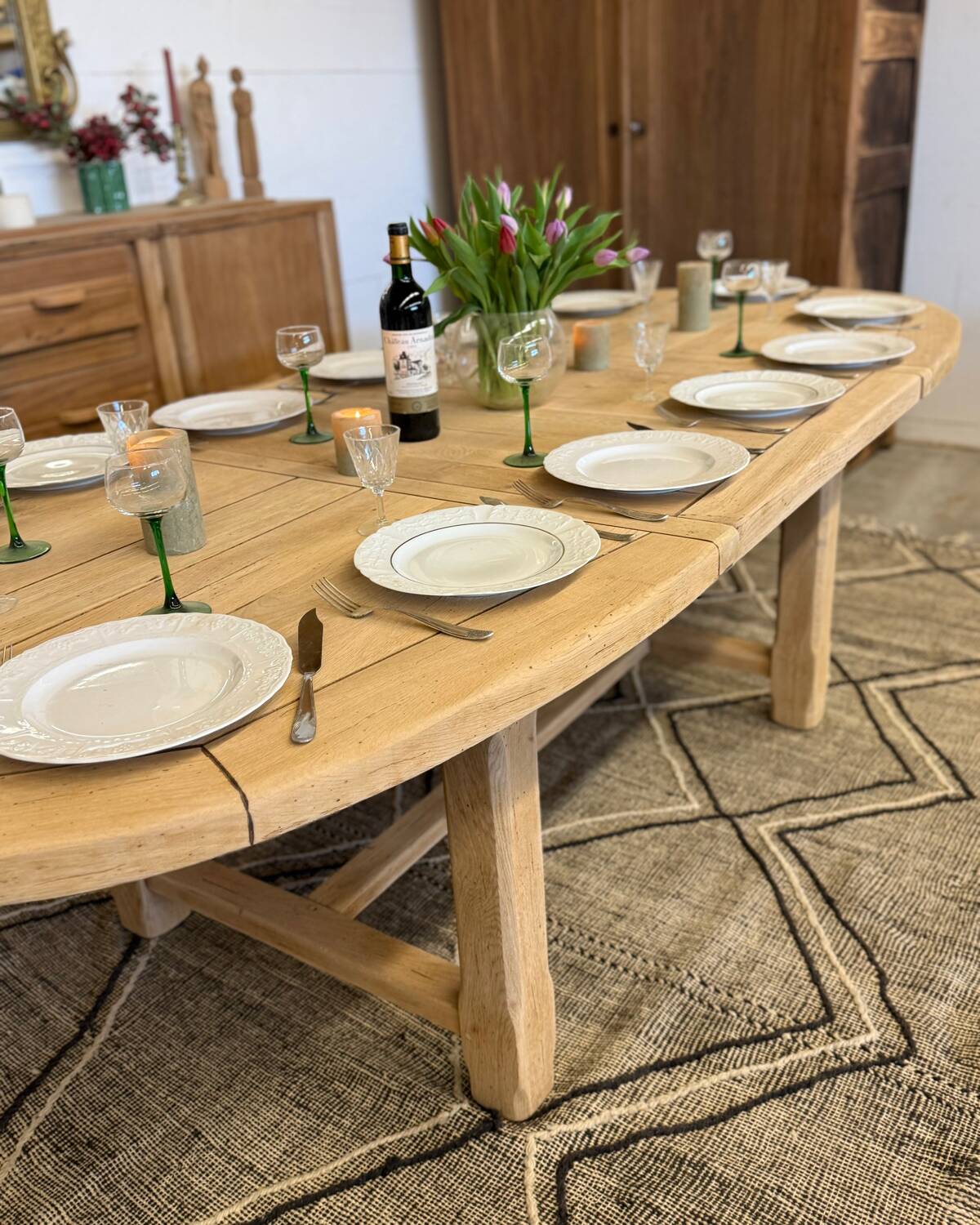 Extendable farmhouse table in solid oak