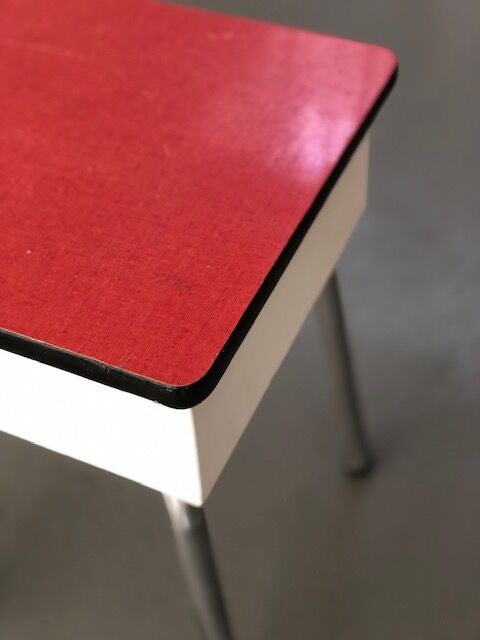 Tabouret coffre formica rouge