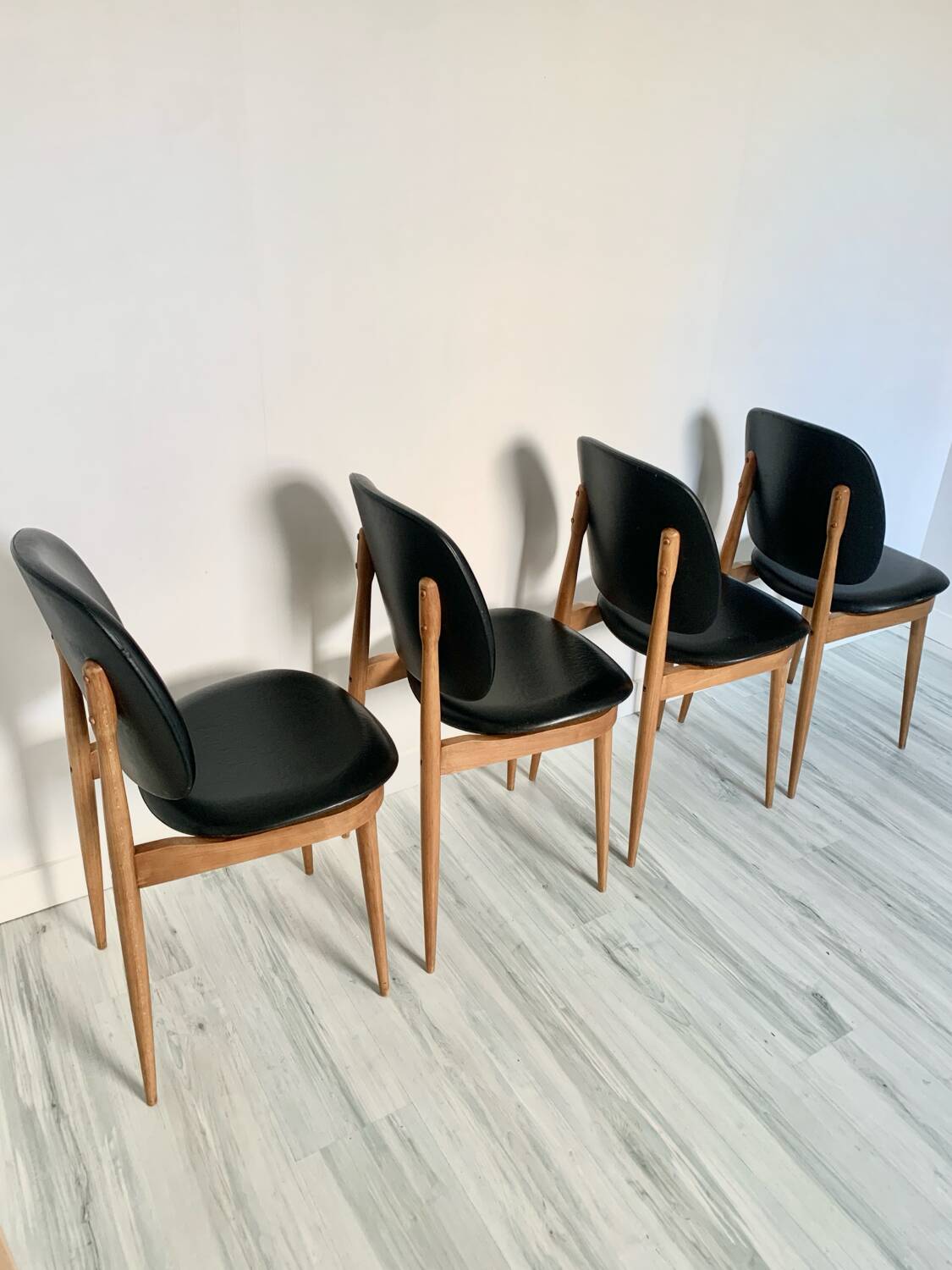 Lot de 4 chaises vintage "Pégase" – design Baumann, bois clair & skaï