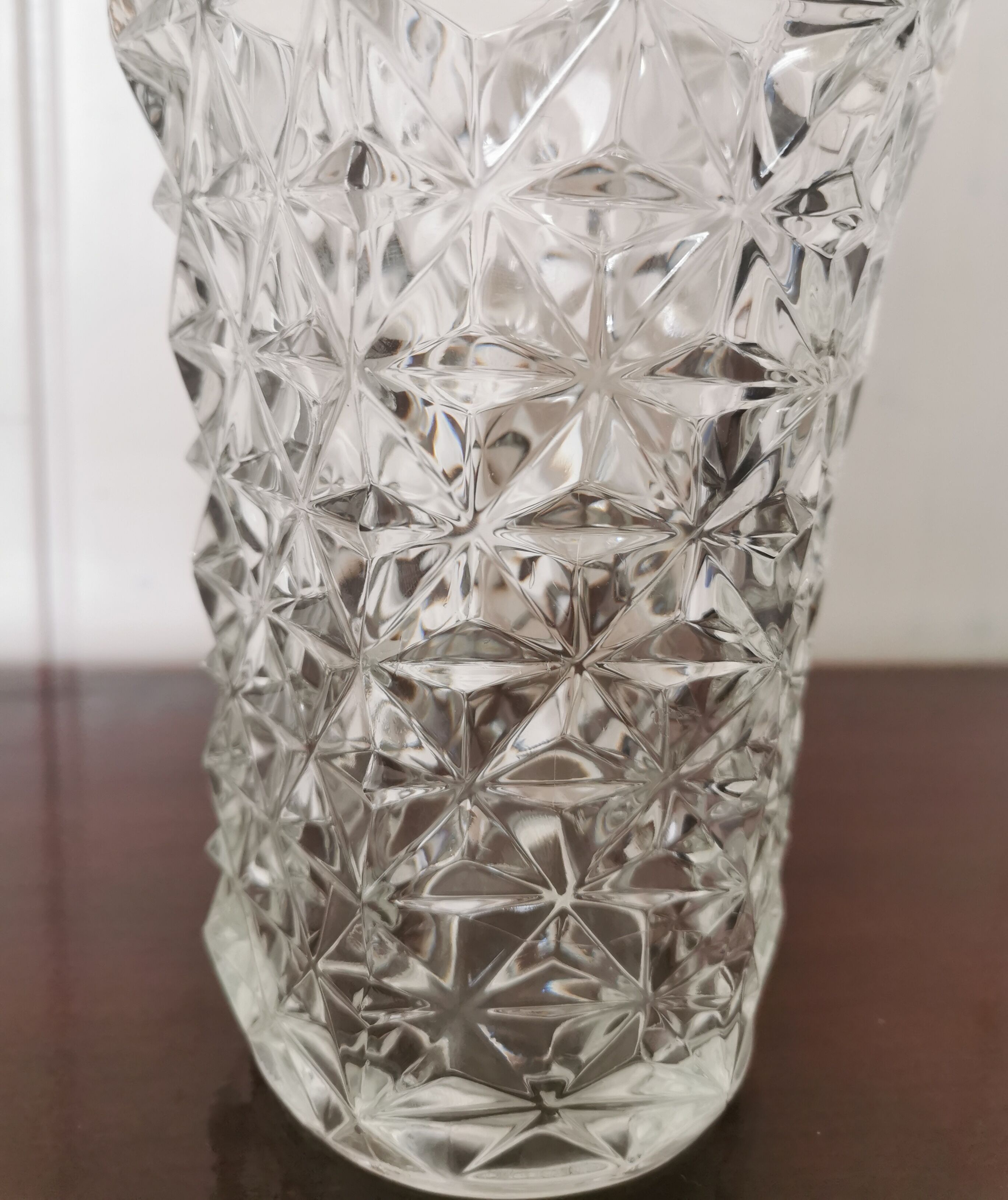 Chiseled glass vase pattern radiance