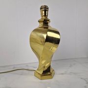 Lampe de table en laiton sculptural, de qualité lourde, sans abat-jour.