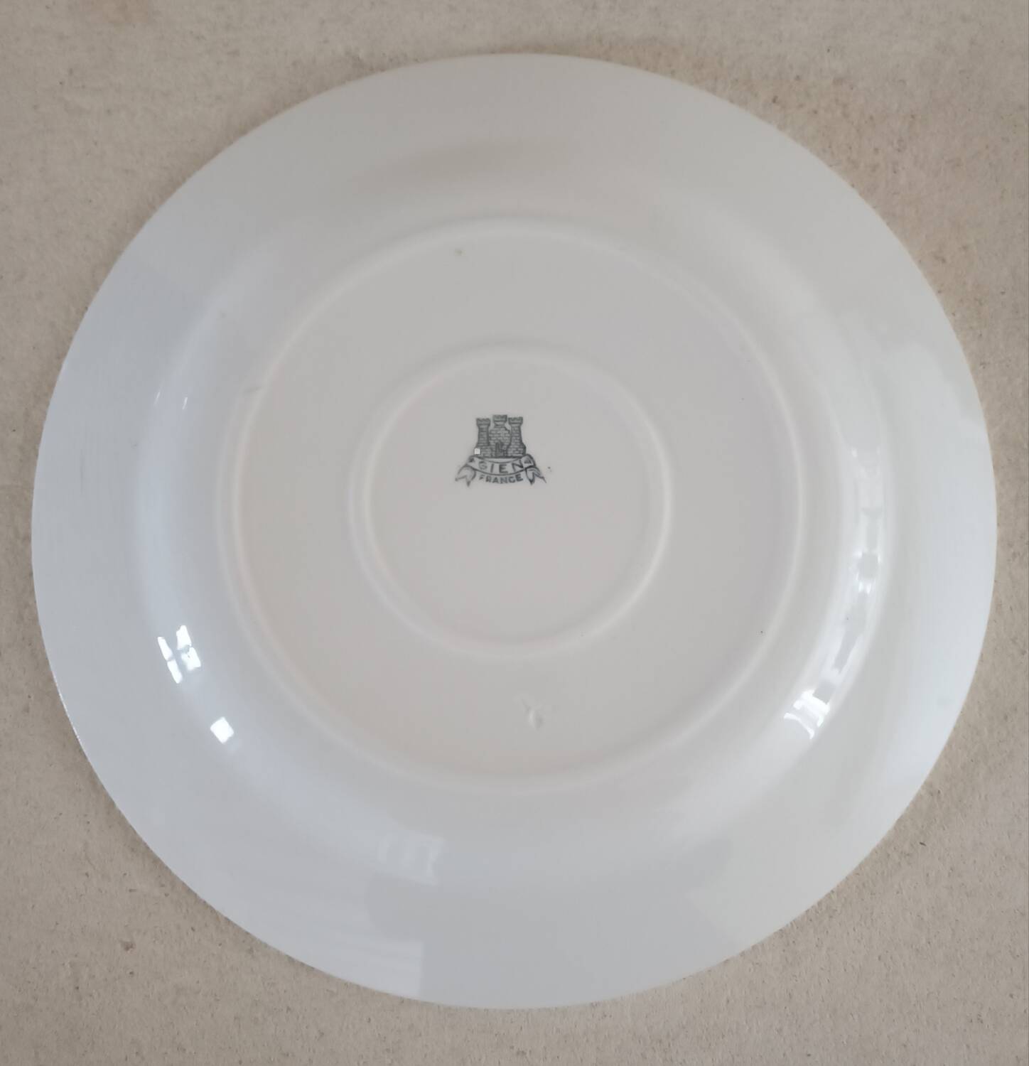 Round Gien dish, late 19th century