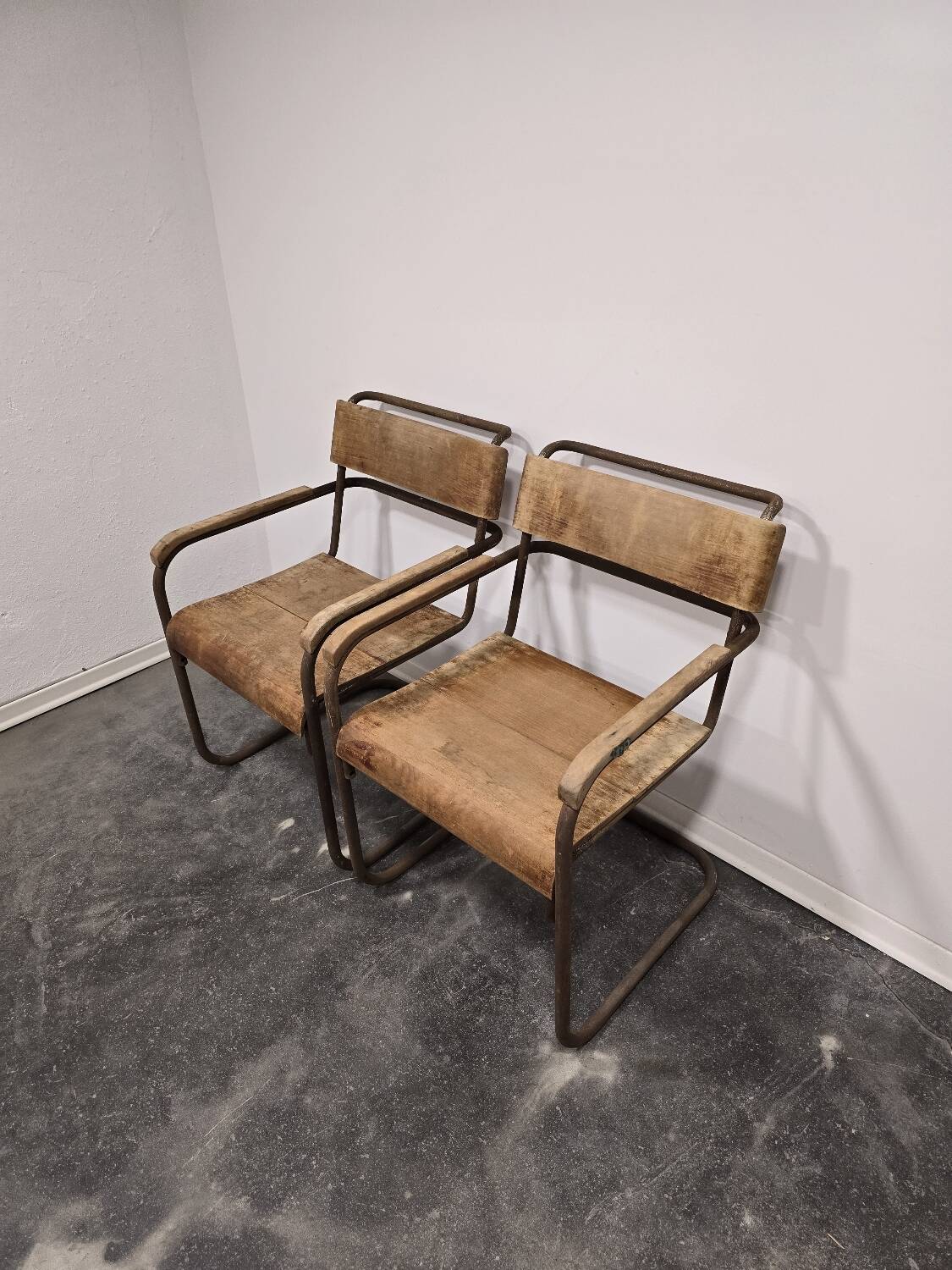 Paire de chaises B34 des années 1950