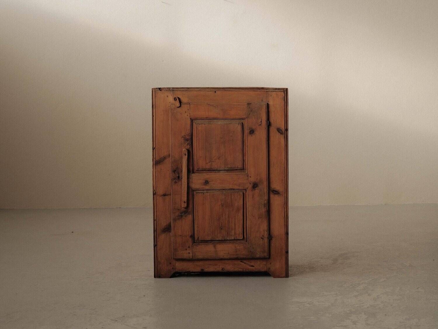 Alpine furniture in solid larch – Folk art – Savoy, 19th century