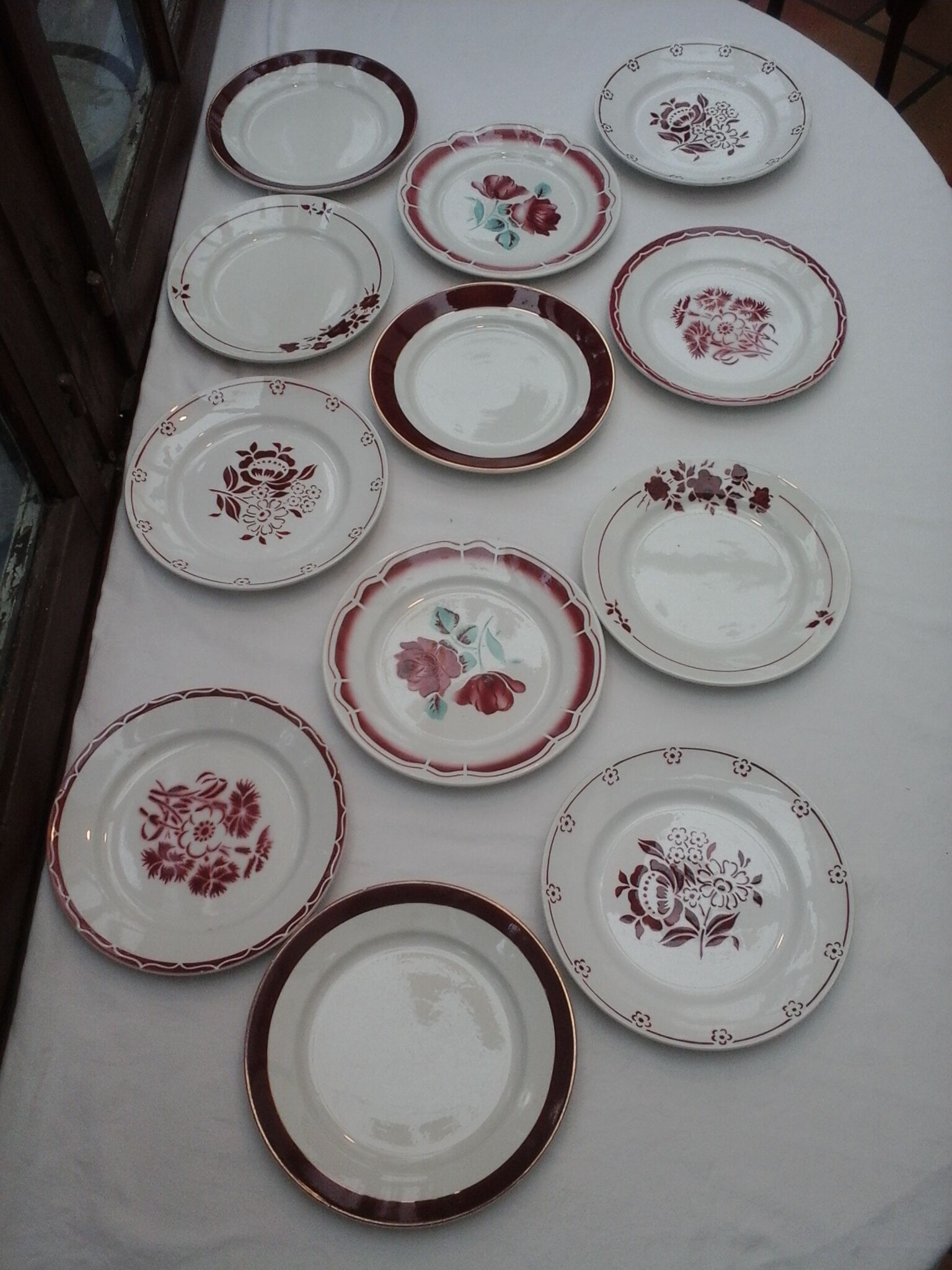 Assortiment de 18 assiettes dominante rouge