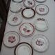 Assortiment de 18 assiettes dominante rouge