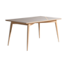 Table à manger avec un revêtement stratifié, piétement en chêne massif