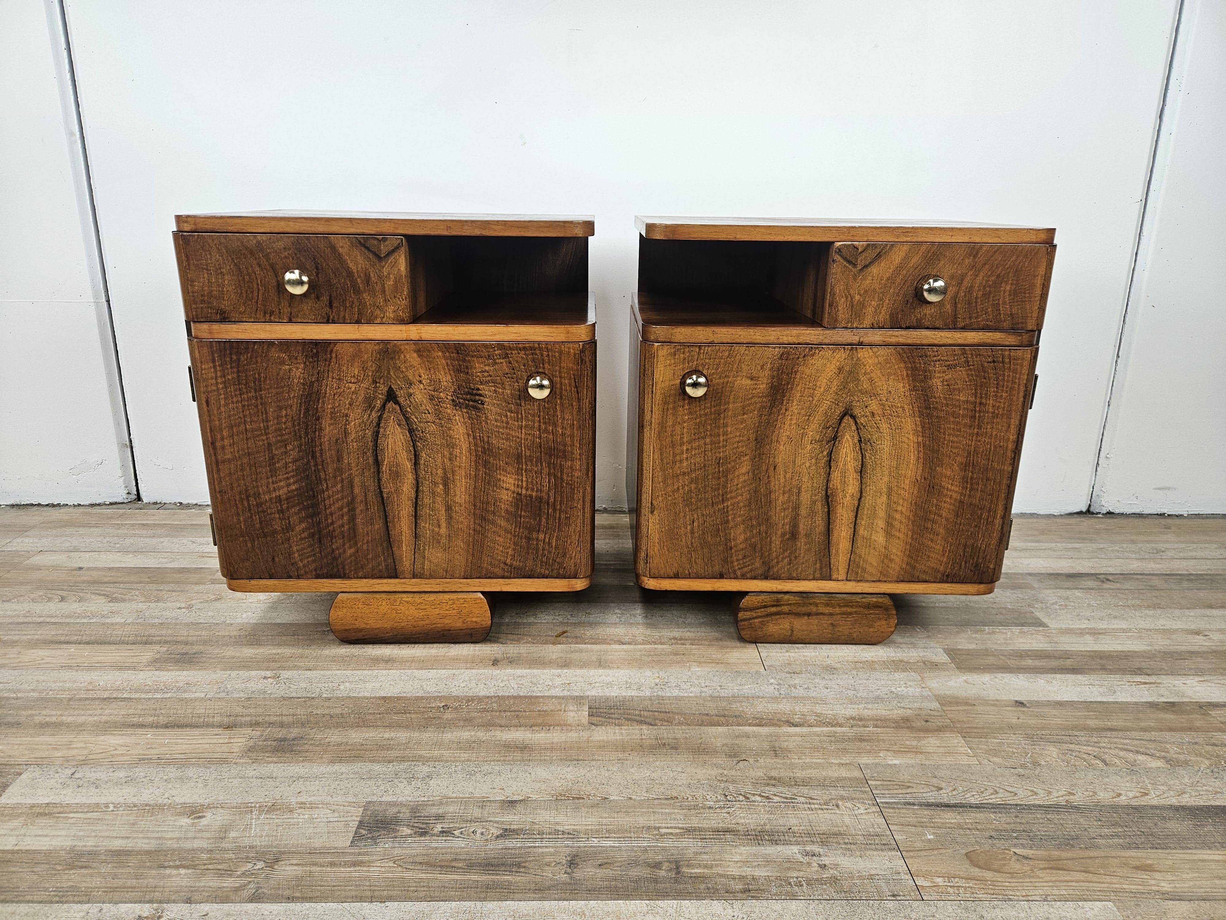 Art Decò bedside tables in walnut and brass, 1940