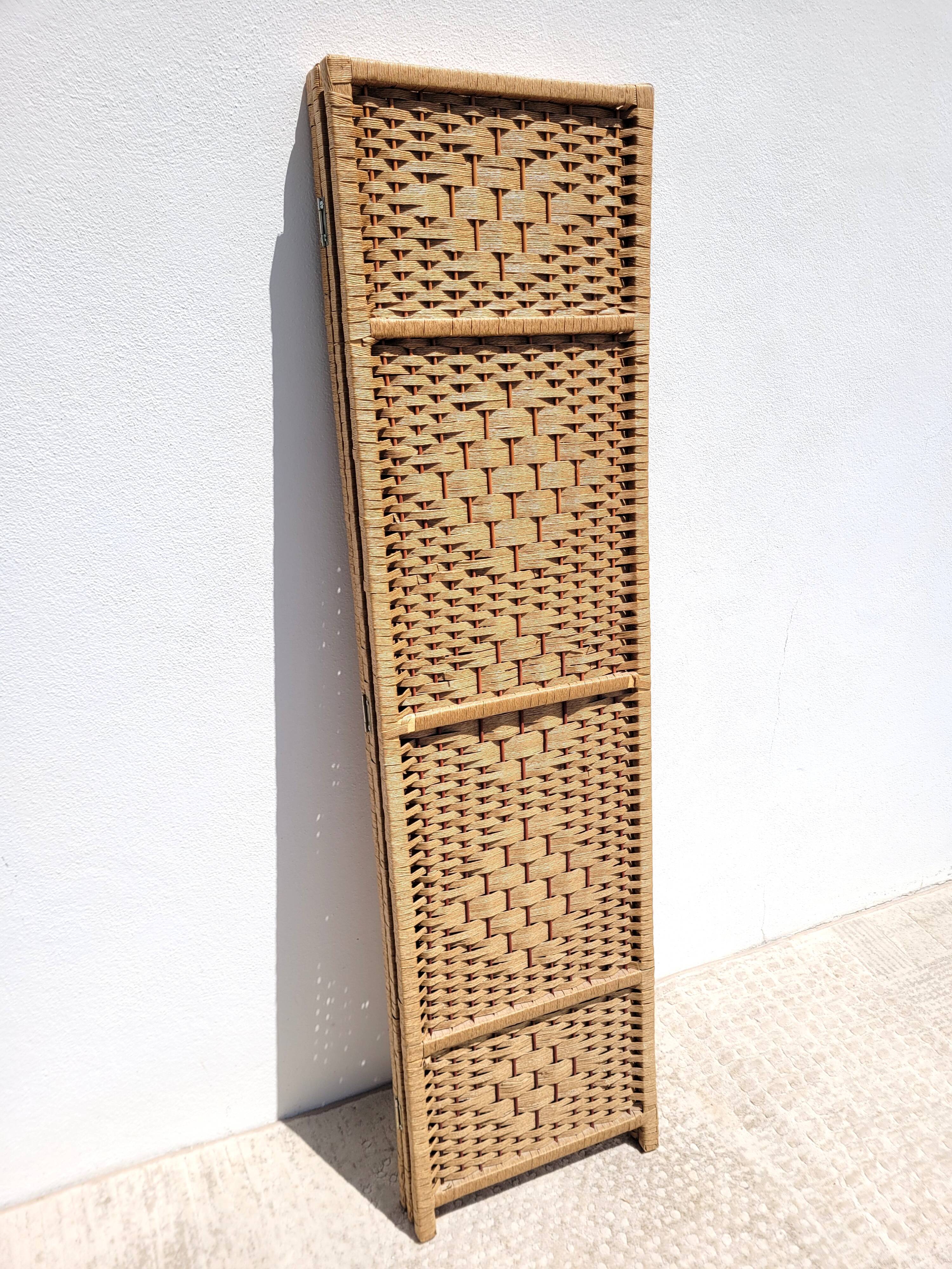 Wooden screen and 3-leaf ropes