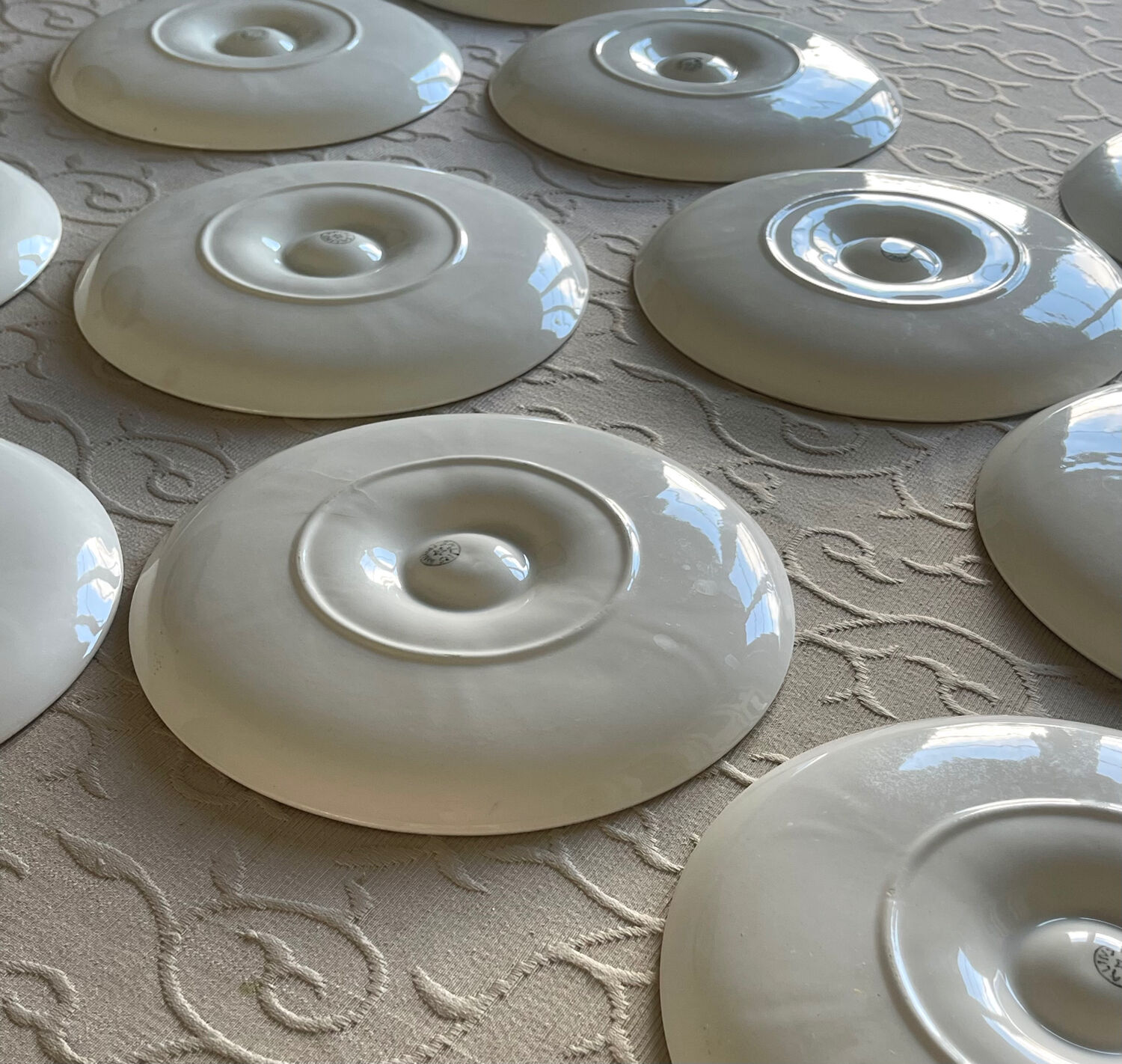 11 oyster plates 1960.