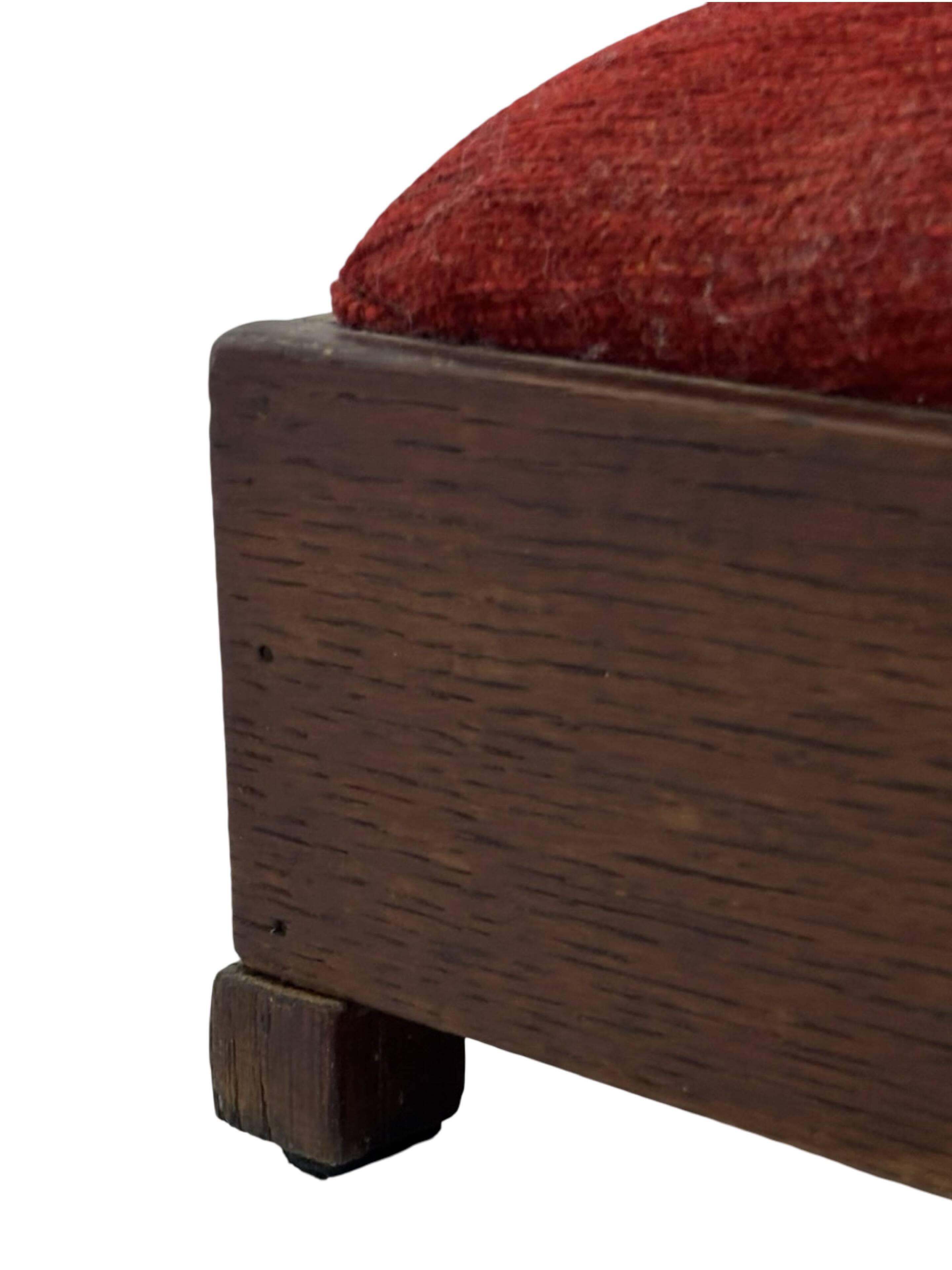 Pouf Art Déco design des années 30, tabouret minimaliste modèle bas.