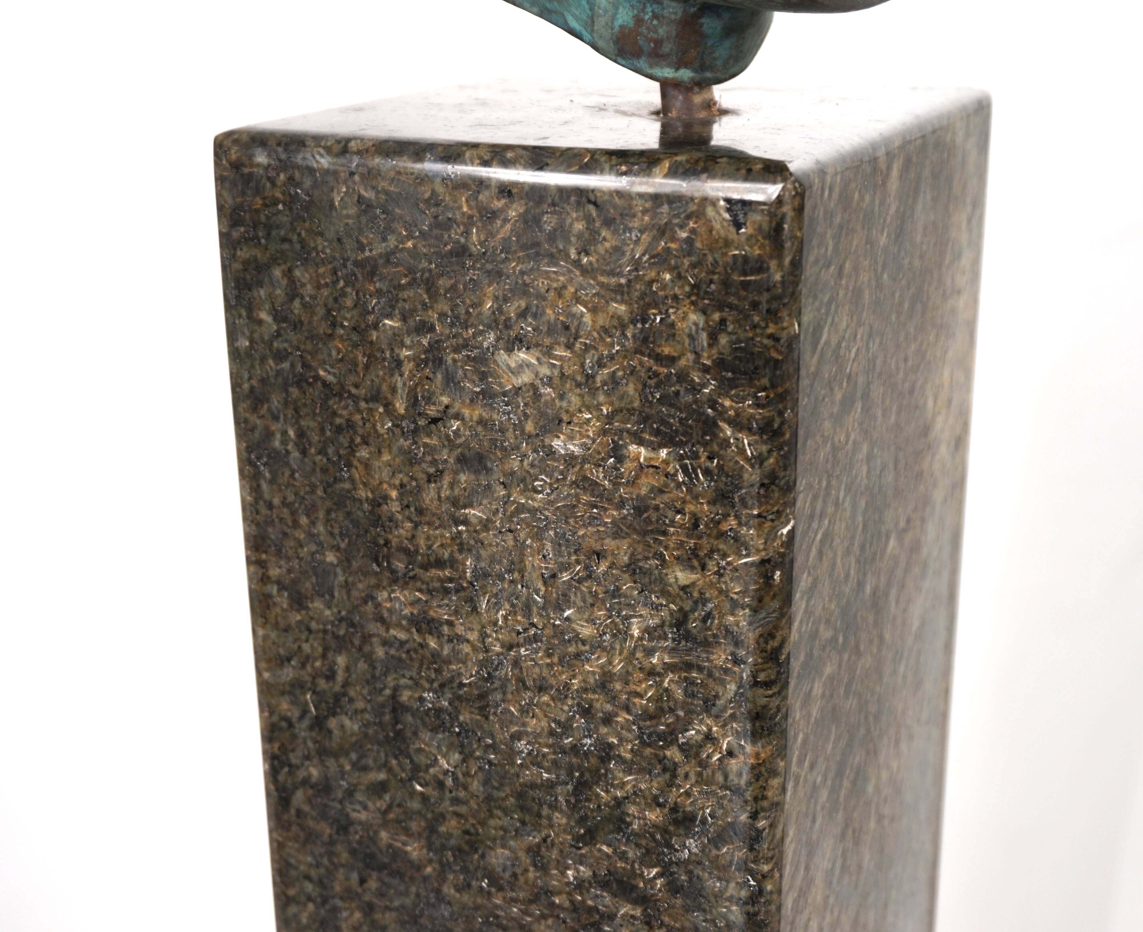 Ensemble de deux bustes en bronze sur stèles en granit par un élève de Georg Kolbe, 1925