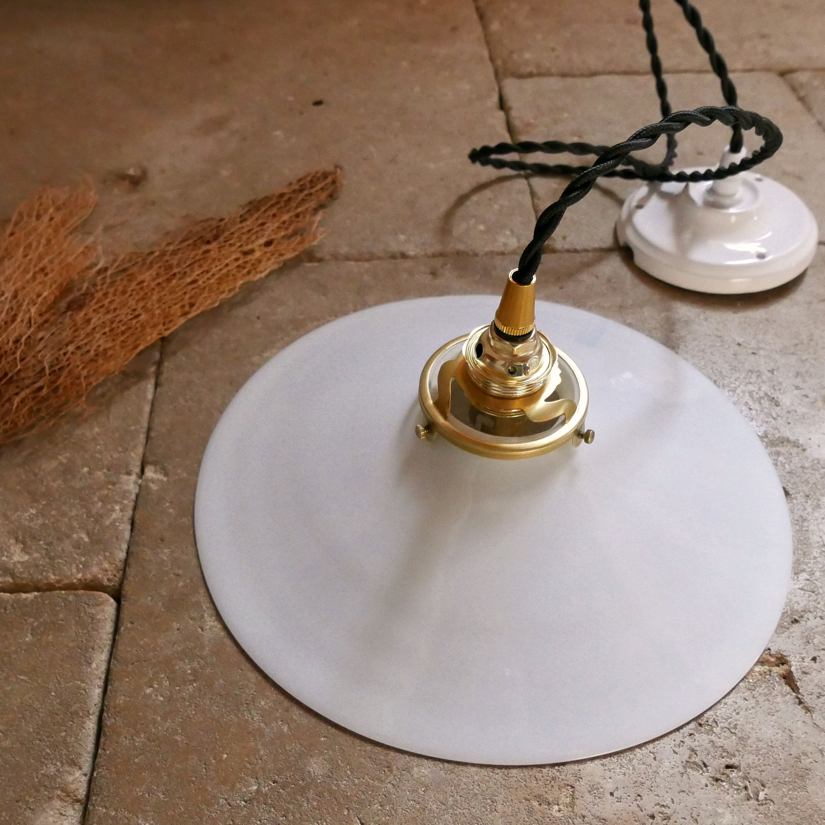 Minimalist white opaline suspension