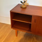 Petit buffet scandinave vintage en teck "Lauge"