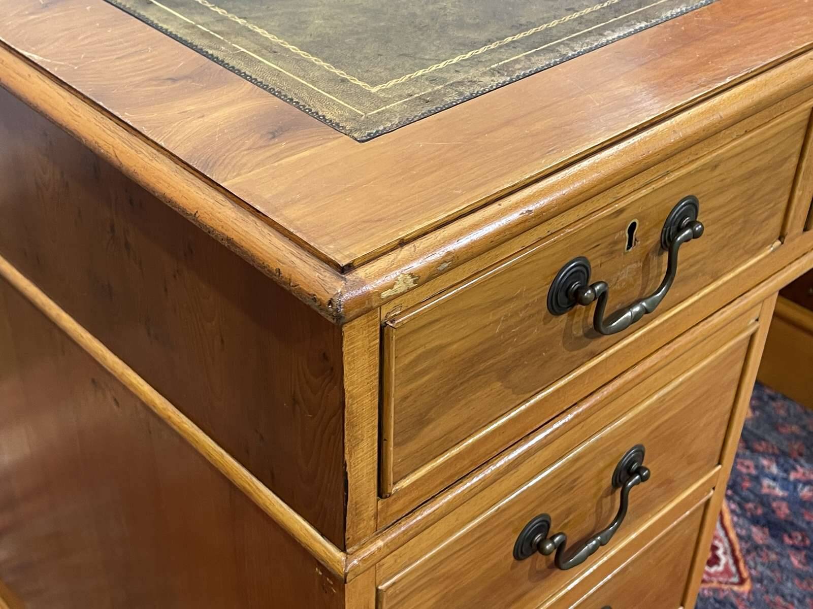 Bureau plat à caissons anglais des années 1950 en if
