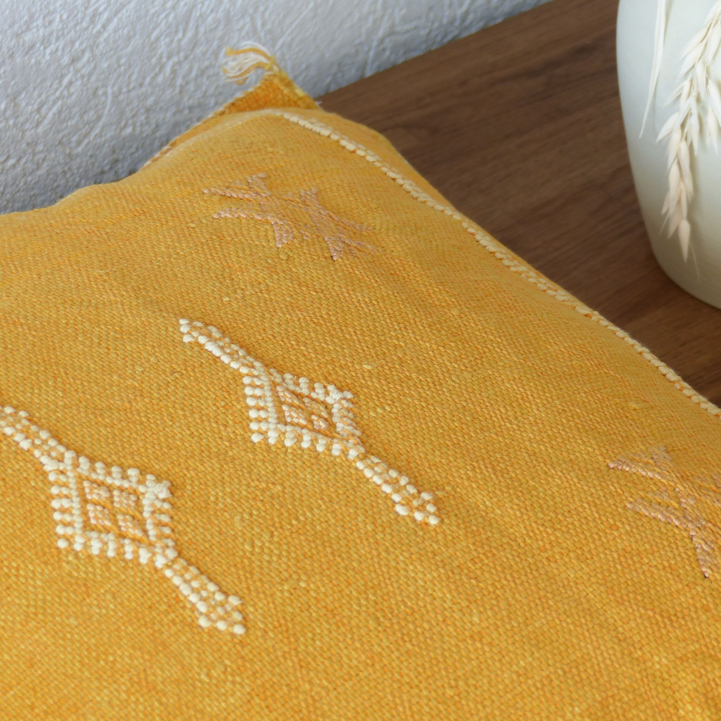 Coussin marocain jaune en soie de cactus