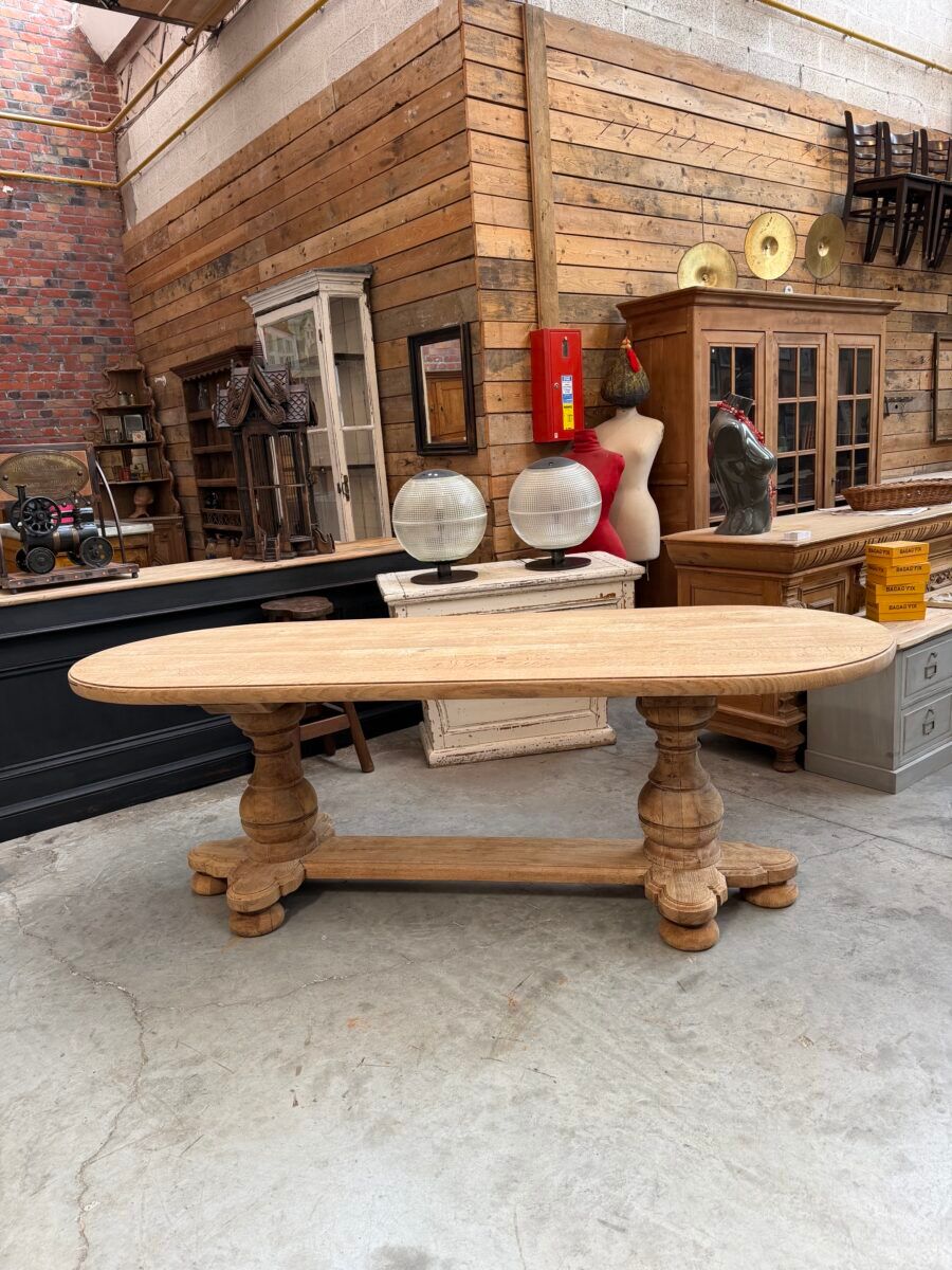 Oval table in solid oak
