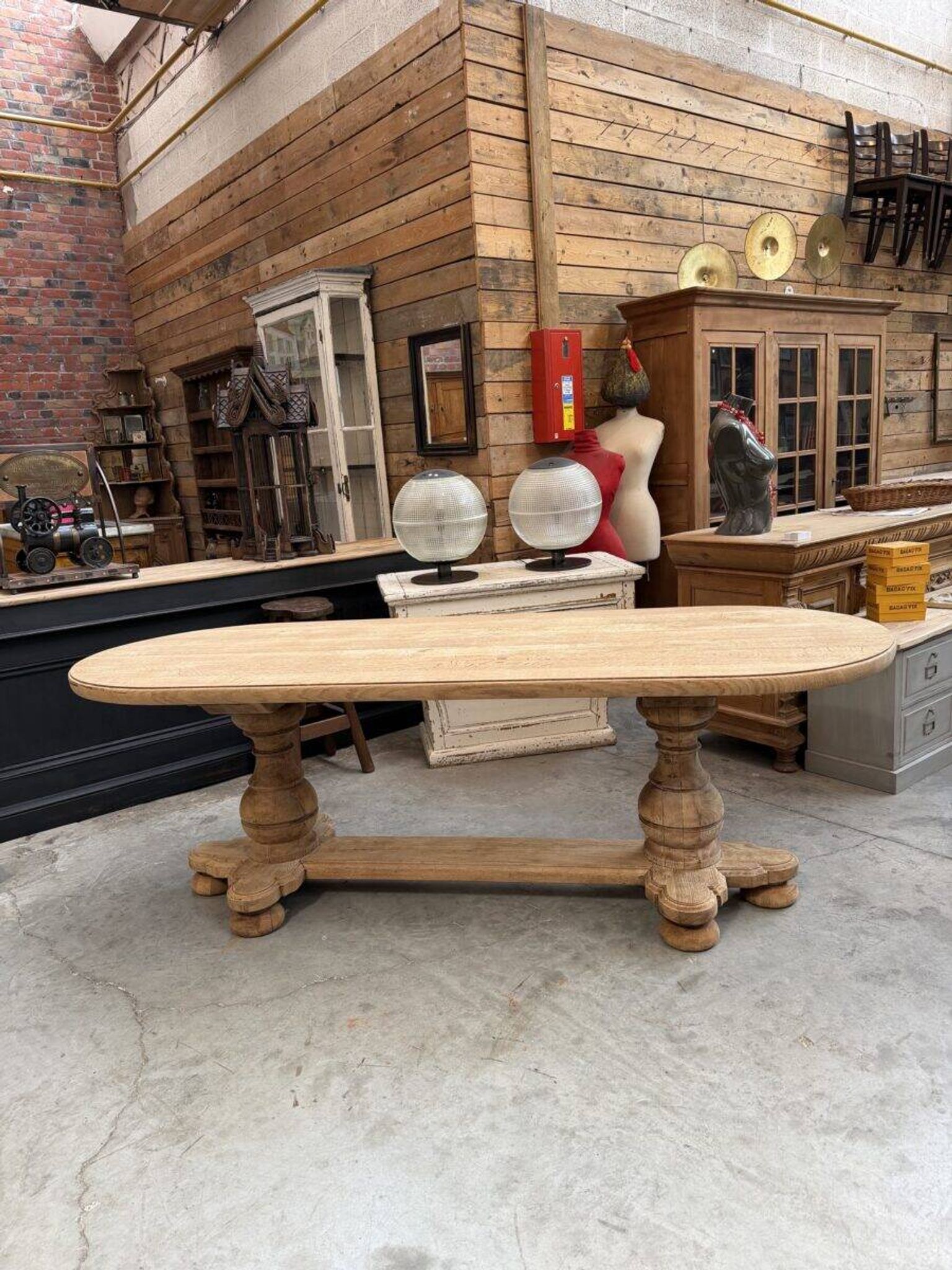 Oval table in solid oak