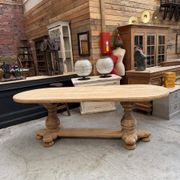 Oval table in solid oak