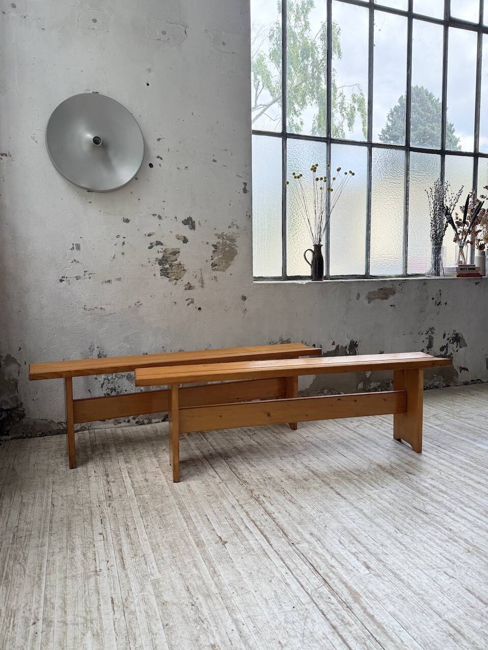 Paire de bancs en pin Charlotte Perriand Les arcs