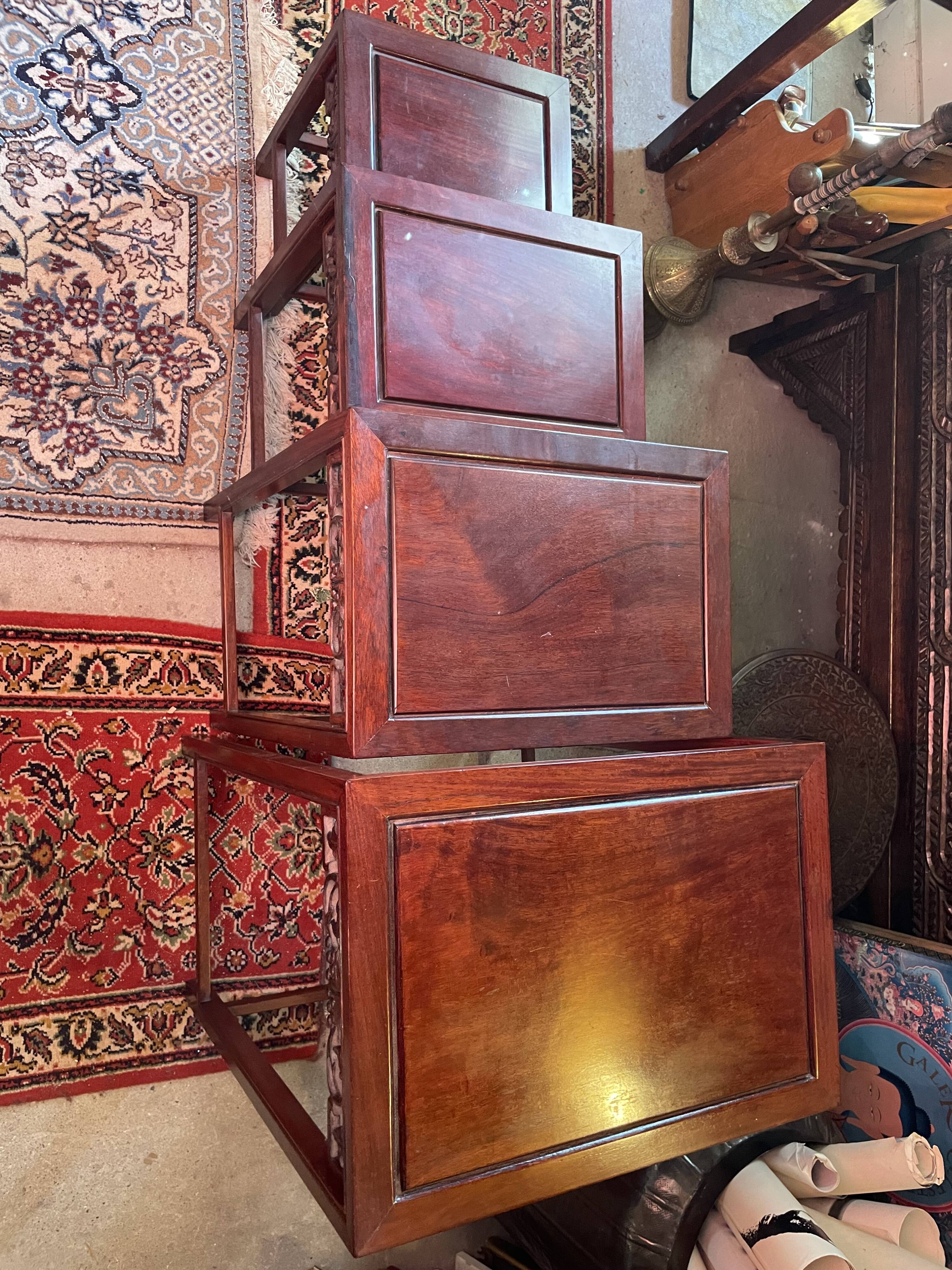 Nesting table Red wood