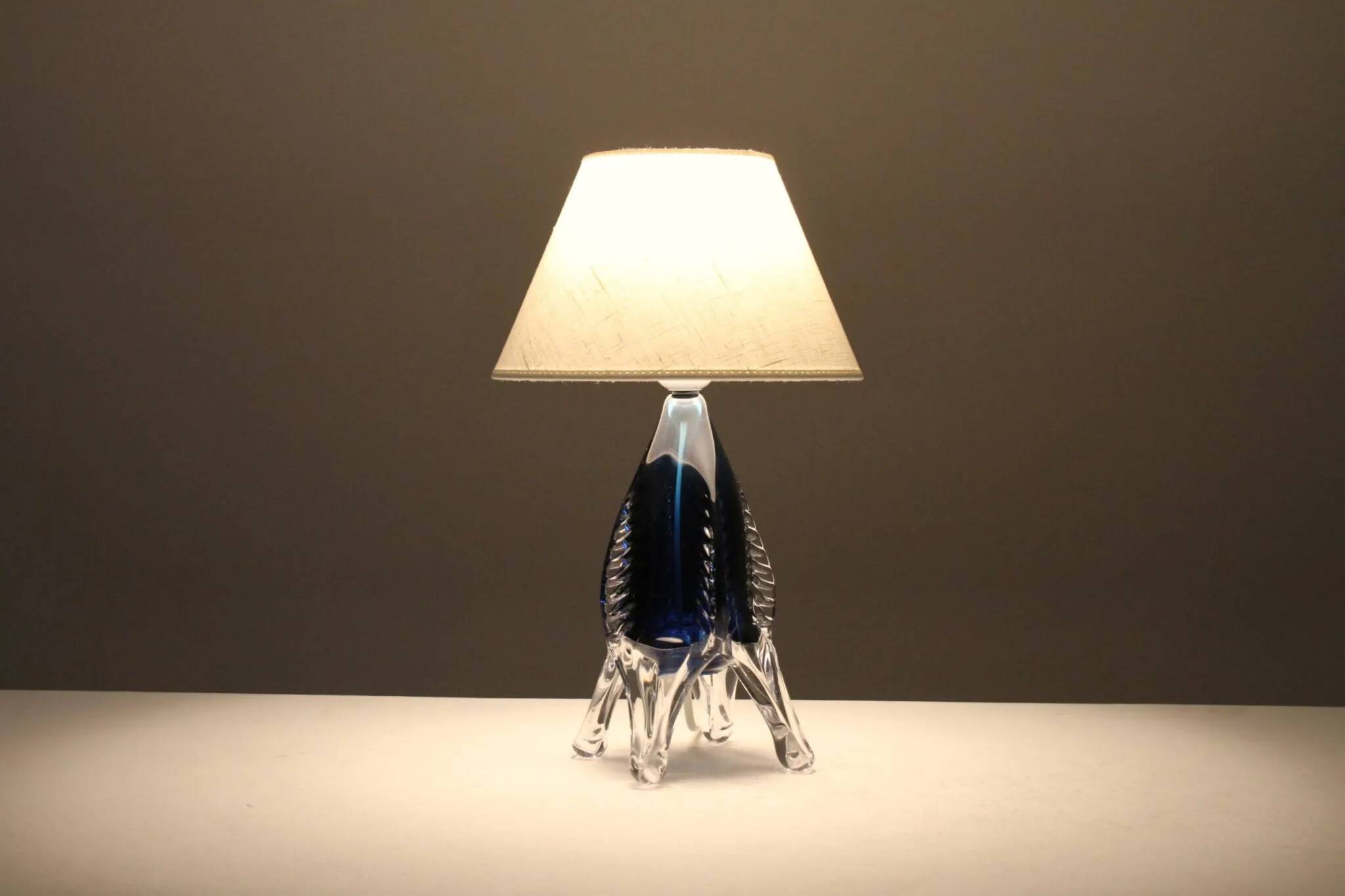Lampe de table en verre art bleu et cristal — Suède, vers 1955-1965