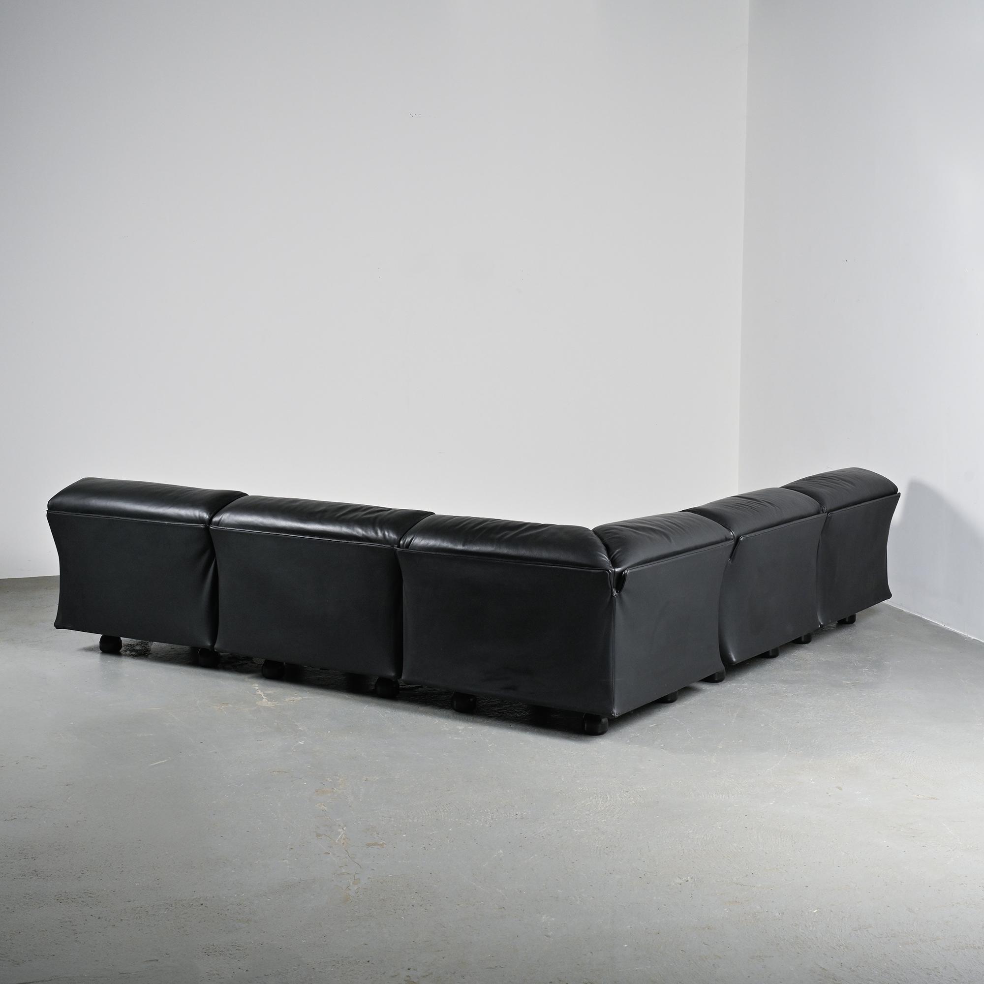 Modular canapé Fiandra in black leather, Vico Magistretti, Cassina, around 1980.