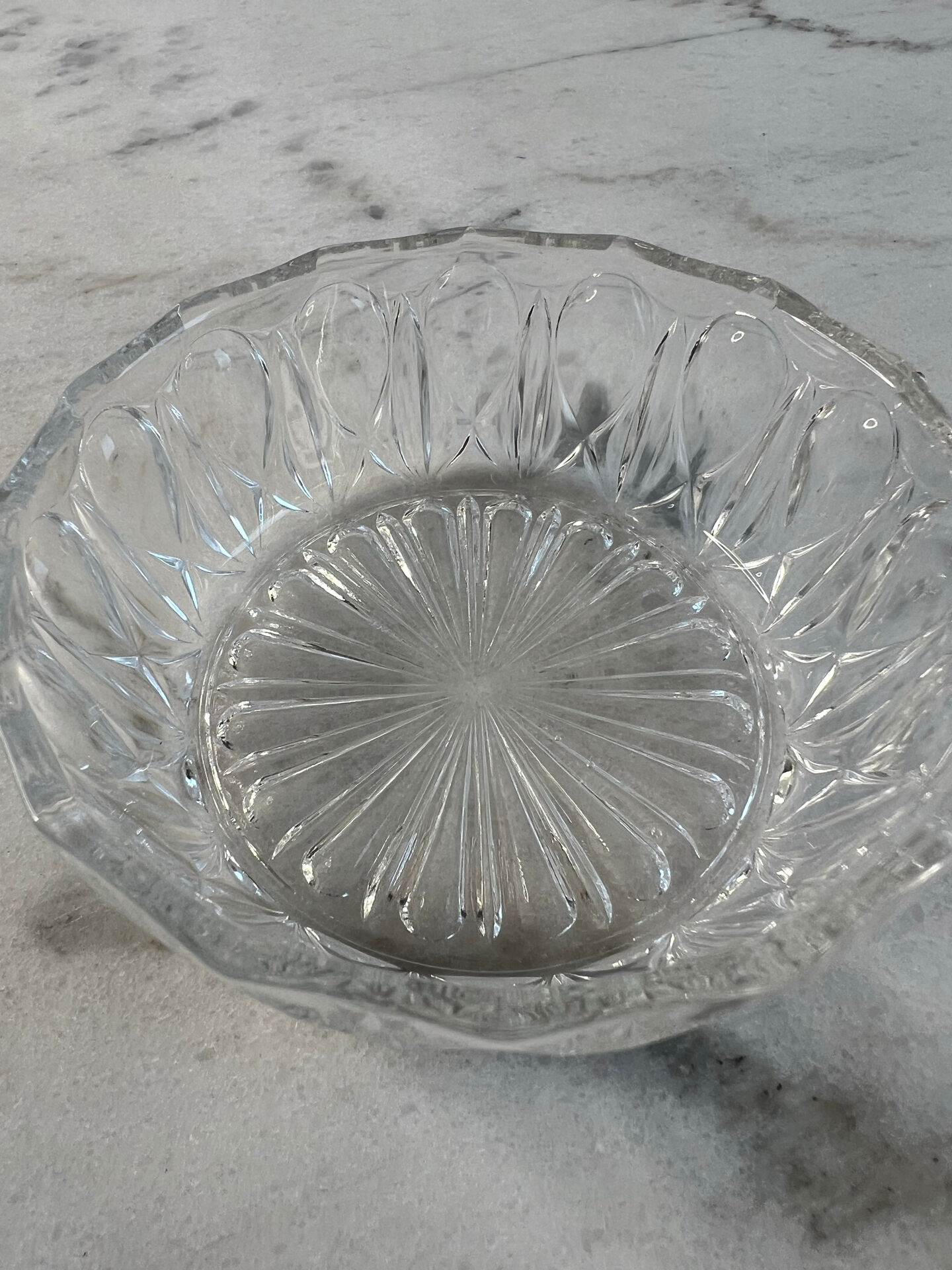 Cut glass bowl with oval pattern 11cm
