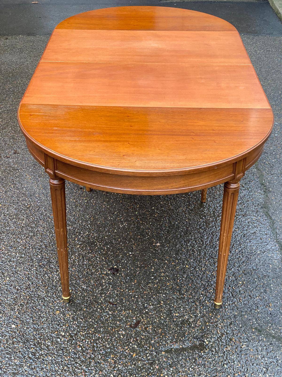 Round extendable dining table in Louis XVI style, 100cm with 2 extensions.