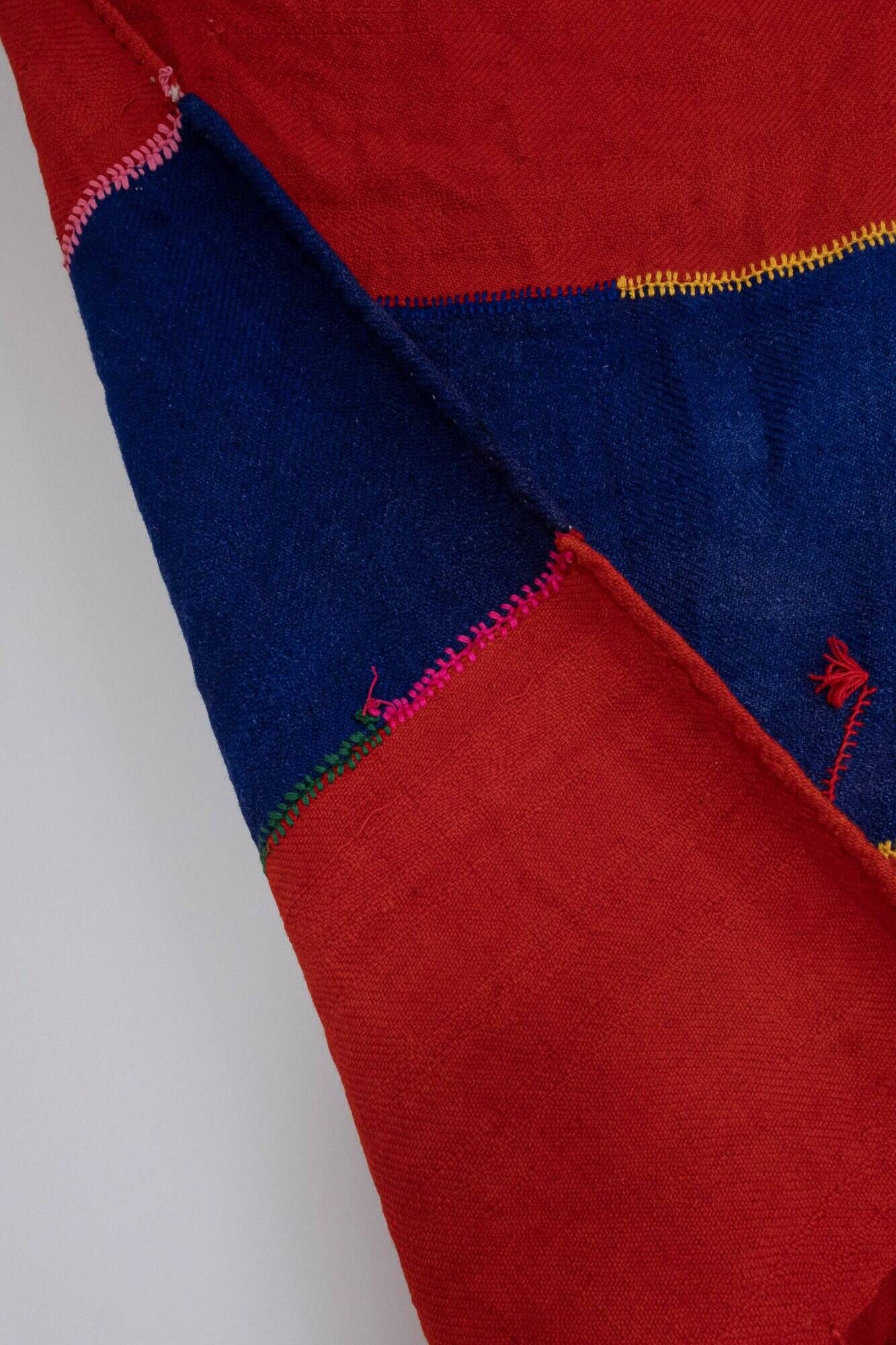 Textile brodé main vintage